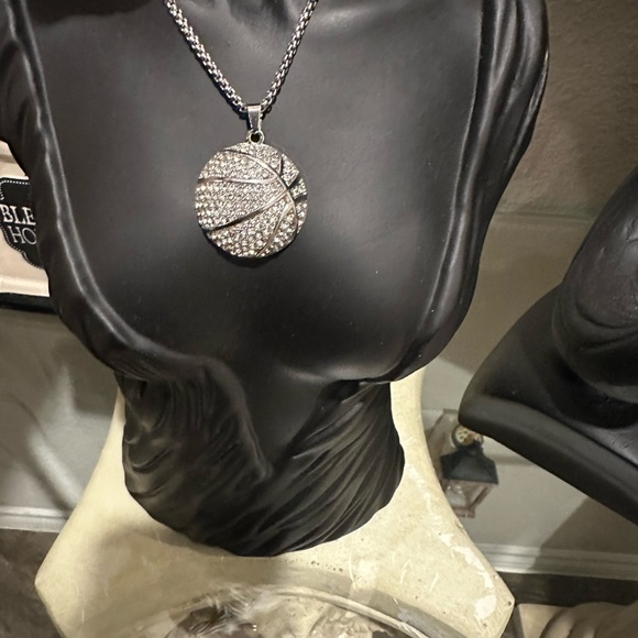 Elegant Silver Pendant Necklace - Picture 4 of 9